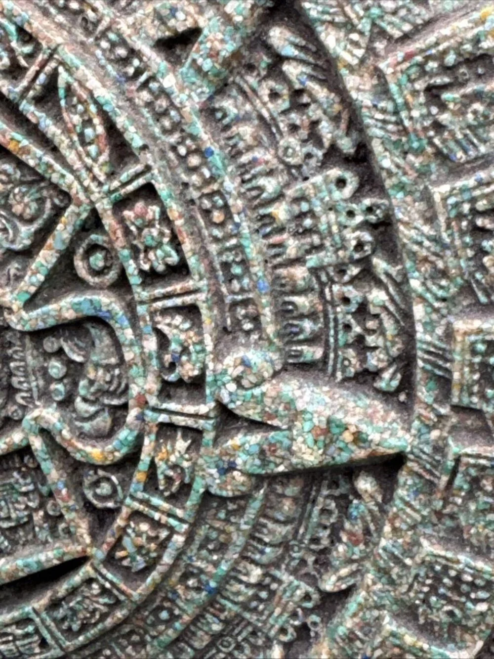 VTG AZTEC SUN STONE CALENDAR PLAQUE 9” CRUSHED MALACHITE RESIN WALL HANGING